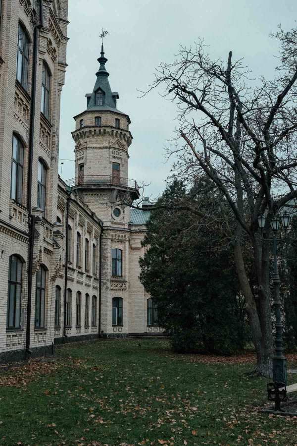 Переваги вступу до ЖДУ імені Івана Франка — історична споруда університетського кампусу
